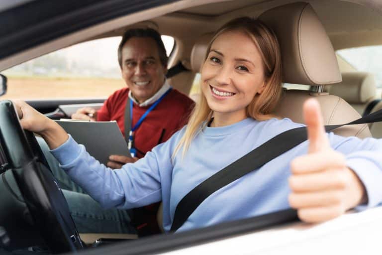 Femme passant le permis dans une auto-école